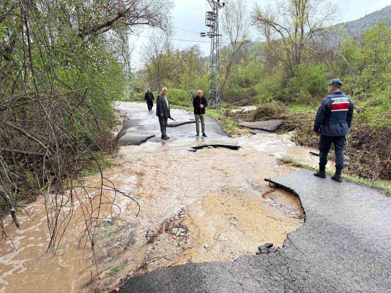 KARABÜK’TE ETKİLİ OLAN SAĞANAK YAĞIŞ SONRASI MEYDANA GELEN YOL ÇÖKMESİNİN ARDINDAN ULAŞIMA KAPANAN...