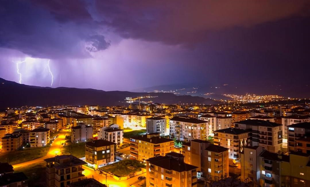 KARABÜK’TE GECE SAATLERİNDE GÖKYÜZÜNÜ AYDINLATAN ŞİMŞEKLER, ETKİLEYİCİ GÖRÜNTÜLER OLUŞTURDU. PEŞ...