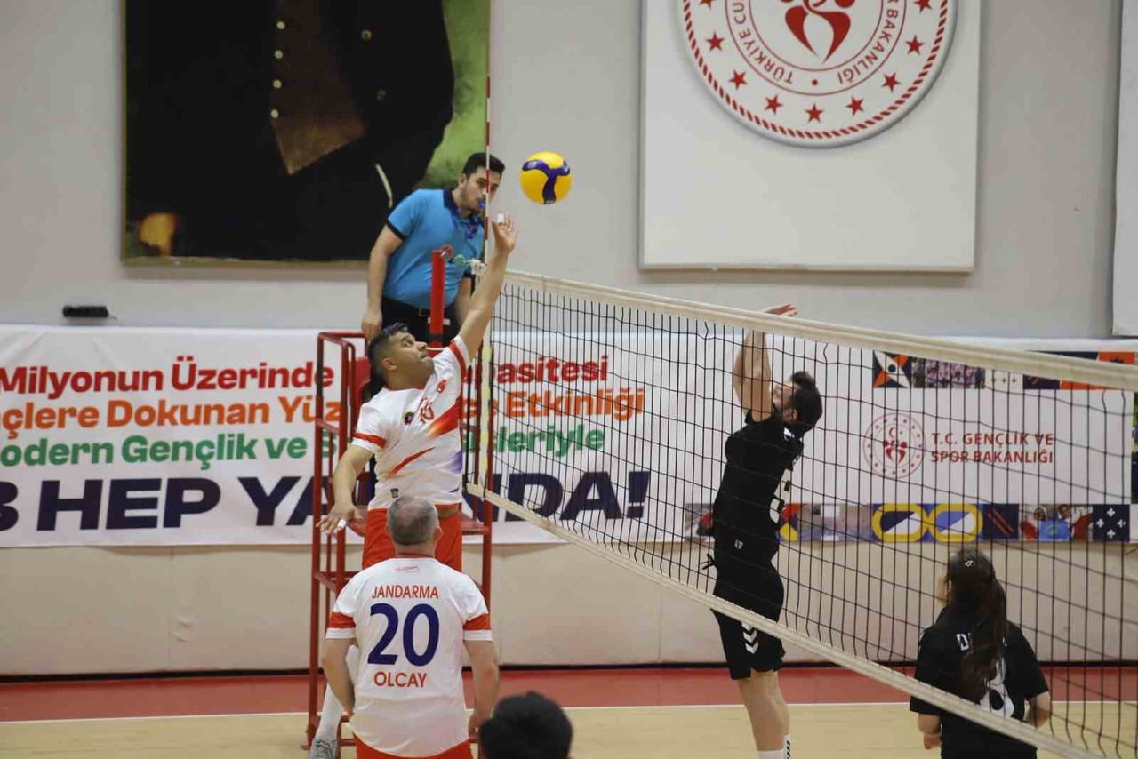 KARABÜK’TE GENÇLİK HAFTASI KURUMLAR ARASI VOLEYBOL TURNUVASI BAŞLADI.