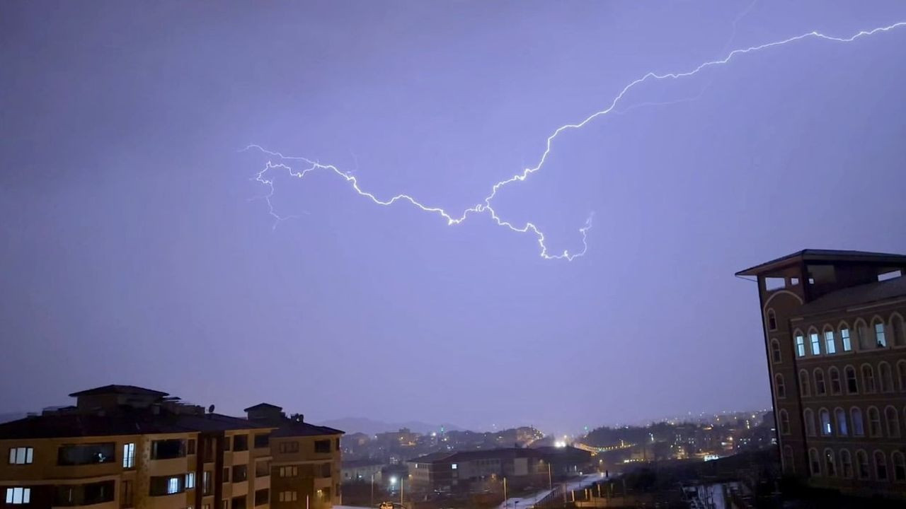 Karabük'te Görsel Şölen: Şimşekler ve Sağanak Yağmur