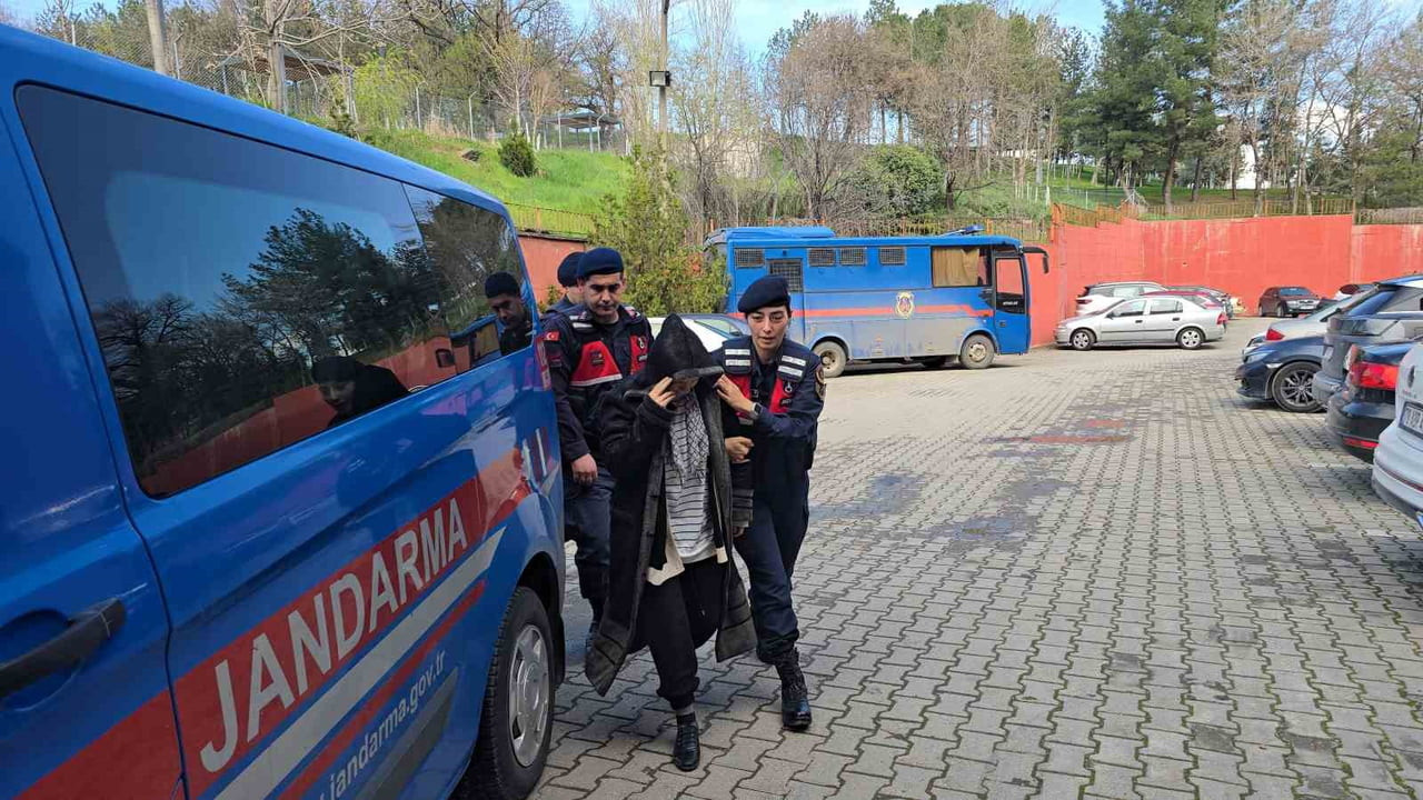 KARABÜK’TE İDDİAYA GÖRE TARTIŞTIĞI EŞİNİ AV TÜFEĞİYLE VURARAK ÖLDÜREN KADIN, JANDARMADAKİ...