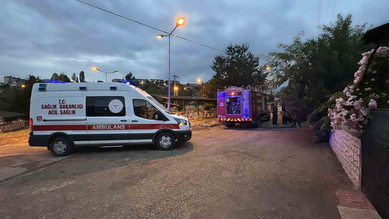 KARABÜK’TE İKİ KATLI BİR EVİN YANINDA BULUNAN ARDİYEDE ÇIKAN YANGIN, İTFAİYE EKİPLERİNİN...