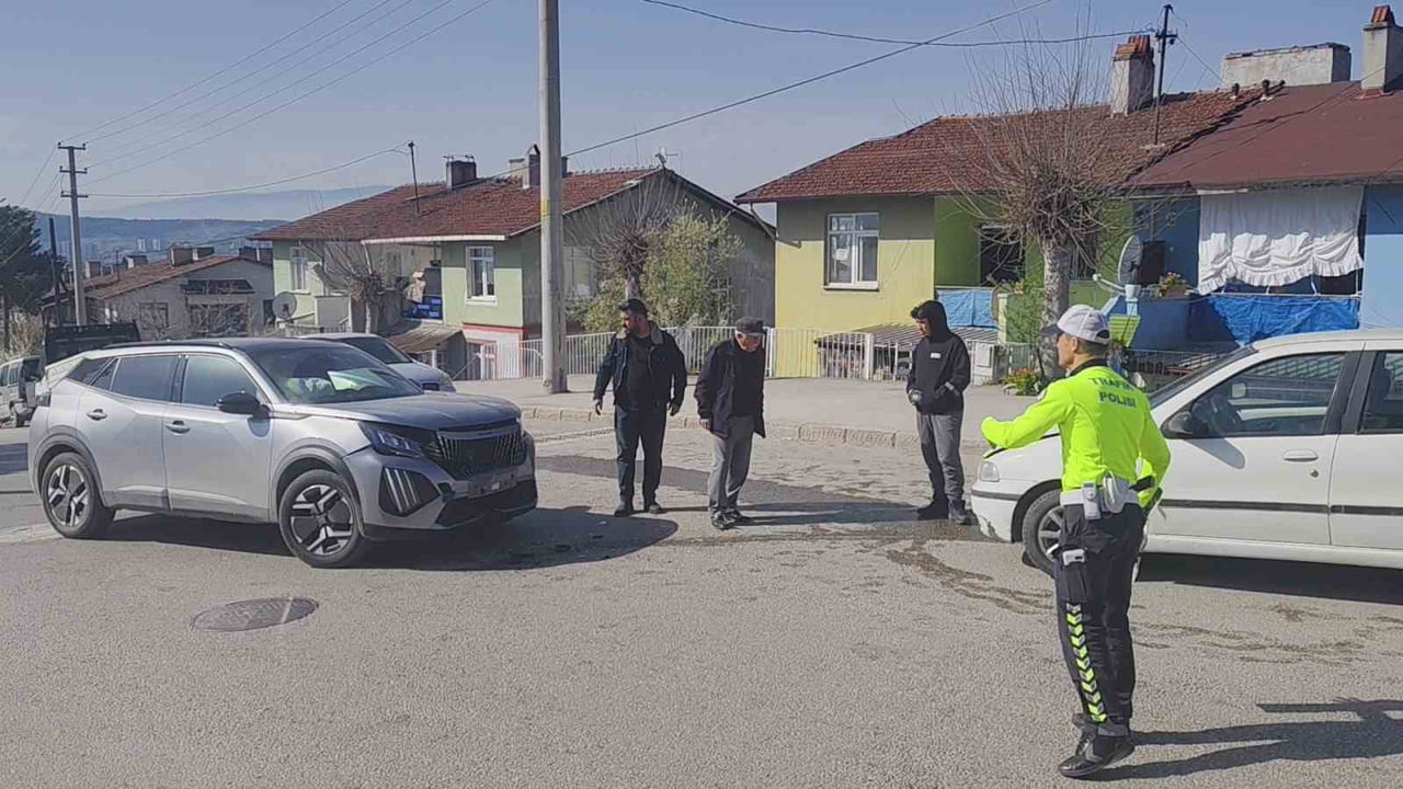 KARABÜK’TE İKİ OTOMOBİLİN ÇARPIŞMASI SONUCU MEYDANA GELEN KAZADA 3 KİŞİ YARALANDI.