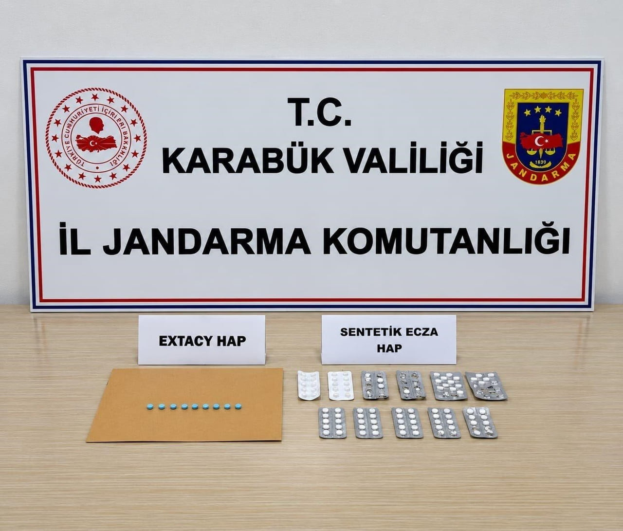 KARABÜK’TE JANDARMA EKİPLERİNCE DÜZENLENEN UYUŞTURUCU OPERASYONLARINDA SENTETİK ECZA VE EKSTAZİ...