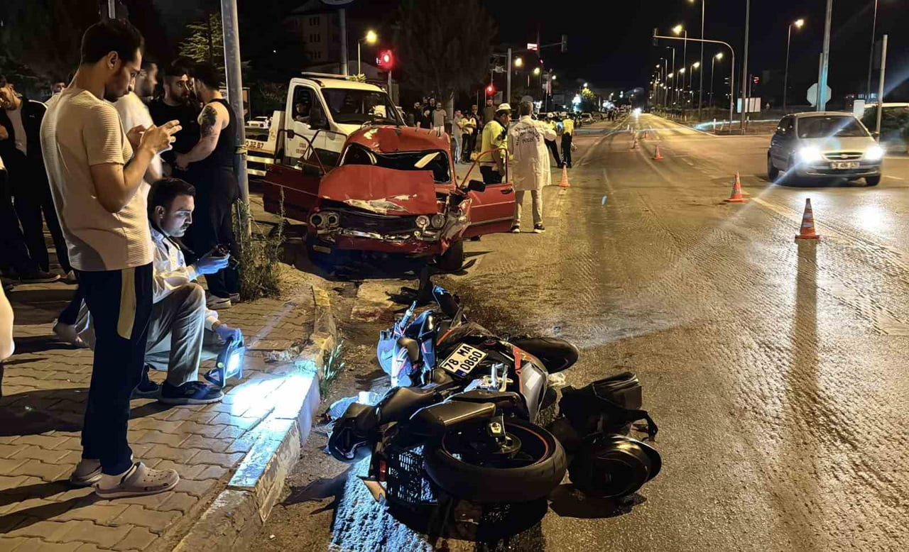 KARABÜK’TE KIRMIZI IŞIK İHLALİ YAPAN OTOMOBİLİN ÇARPMASI SONUCU METRELERCE SÜRÜKLENEN MOTOSİKLETLİ...