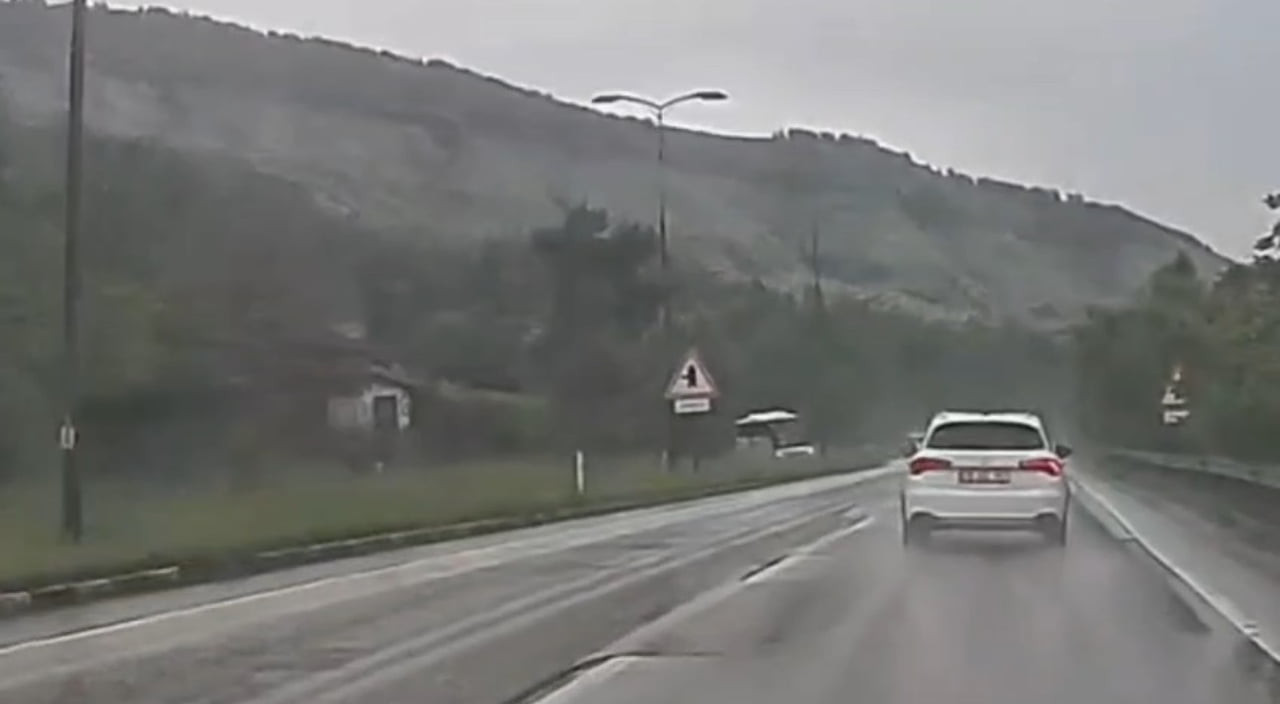 KARABÜK’TE SAĞANAK YAĞIŞ SONRASI KAYGANLAŞAN YOLDA KONTROLDEN ÇIKAN YOLCU OTOBÜSÜNÜN DEVRİLMEKTEN...