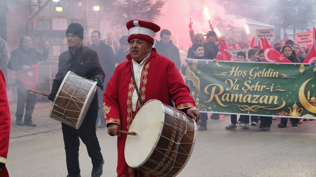 Karabük’ün Eflani ilçesinde ramazan etkinlikleri kapsamında yaklaşık 350 öğrenci, mehteran takımı...