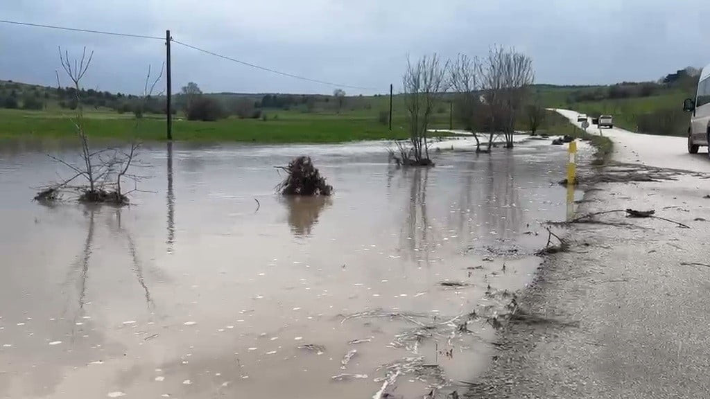 KARABÜK’ÜN ESKİPAZAR İLÇESİNDE ETKİLİ OLAN DOLU VE GÖK GÜRÜLTÜLÜ SAĞANAK YAĞIŞ HAYATI OLUMSUZ...