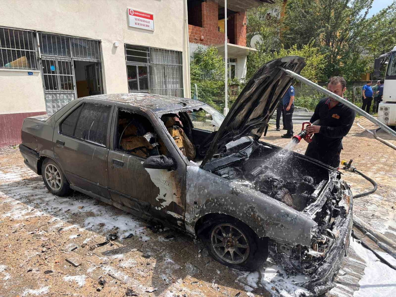 KARABÜK’ÜN ESKİPAZAR İLÇESİNDE SEYİR HALİNDEYKEN ALEV ALAN OTOMOBİL, İTFAİYE EKİPLERİNİN...