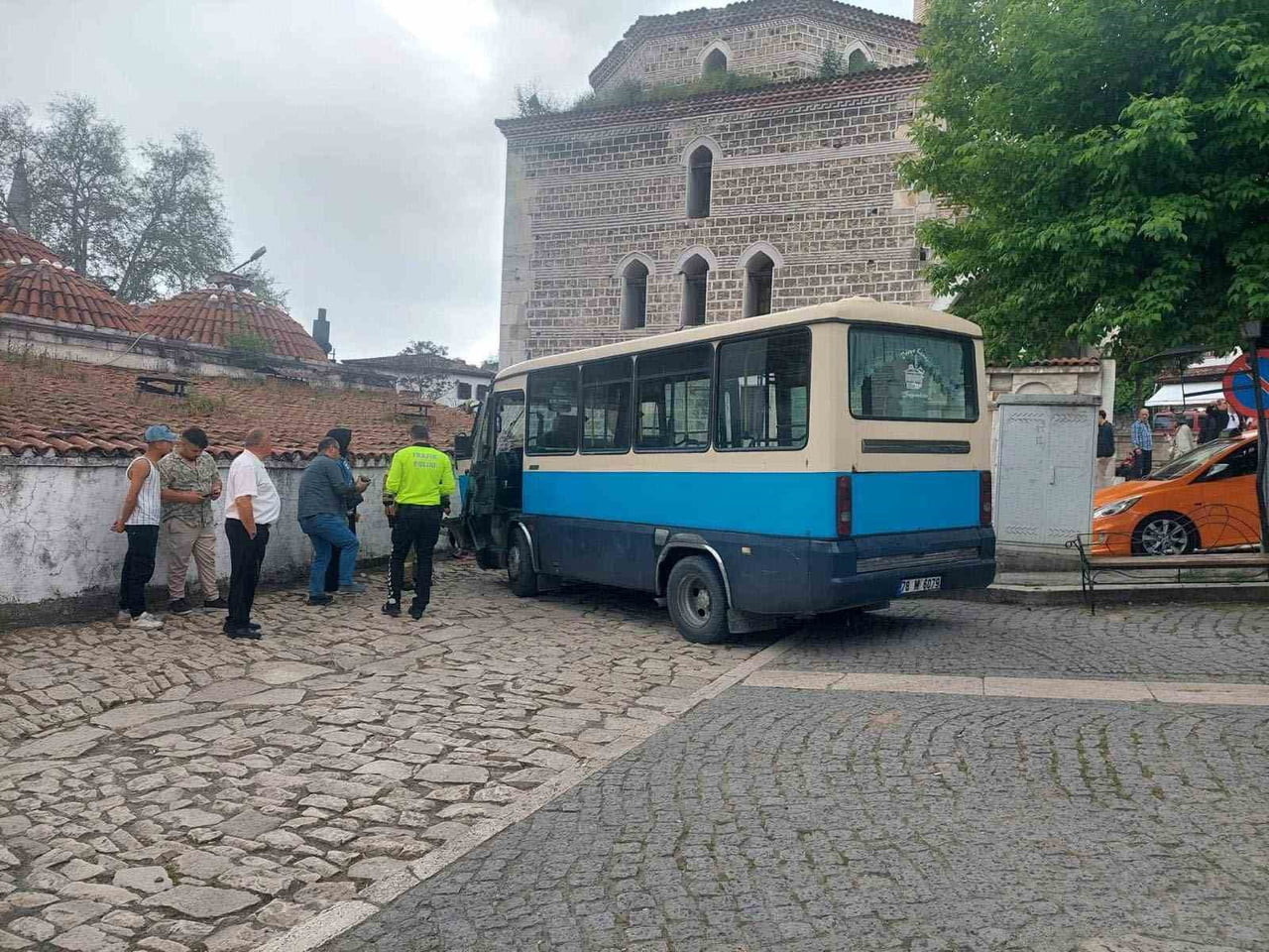 KARABÜK’ÜN SAFRANBOLU İLÇESİNDE FRENİ BOŞALAN YOLCU DOLMUŞU, PARK HALİNDEKİ OTOMOBİLE ÇARPTIKTAN...
