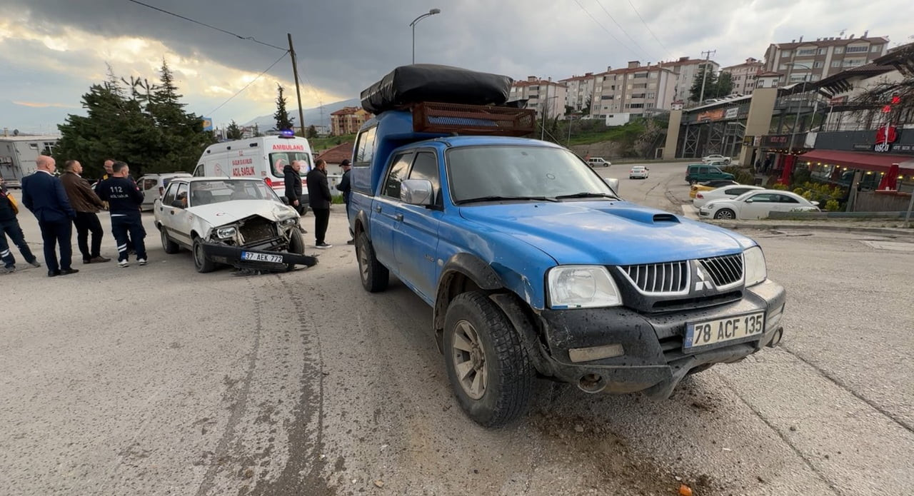 KARABÜK’ÜN SAFRANBOLU İLÇESİNDE KAMYONETLE ÇARPIŞAN OTOMOBİLDEKİ 1 KİŞİ YARALANDI.