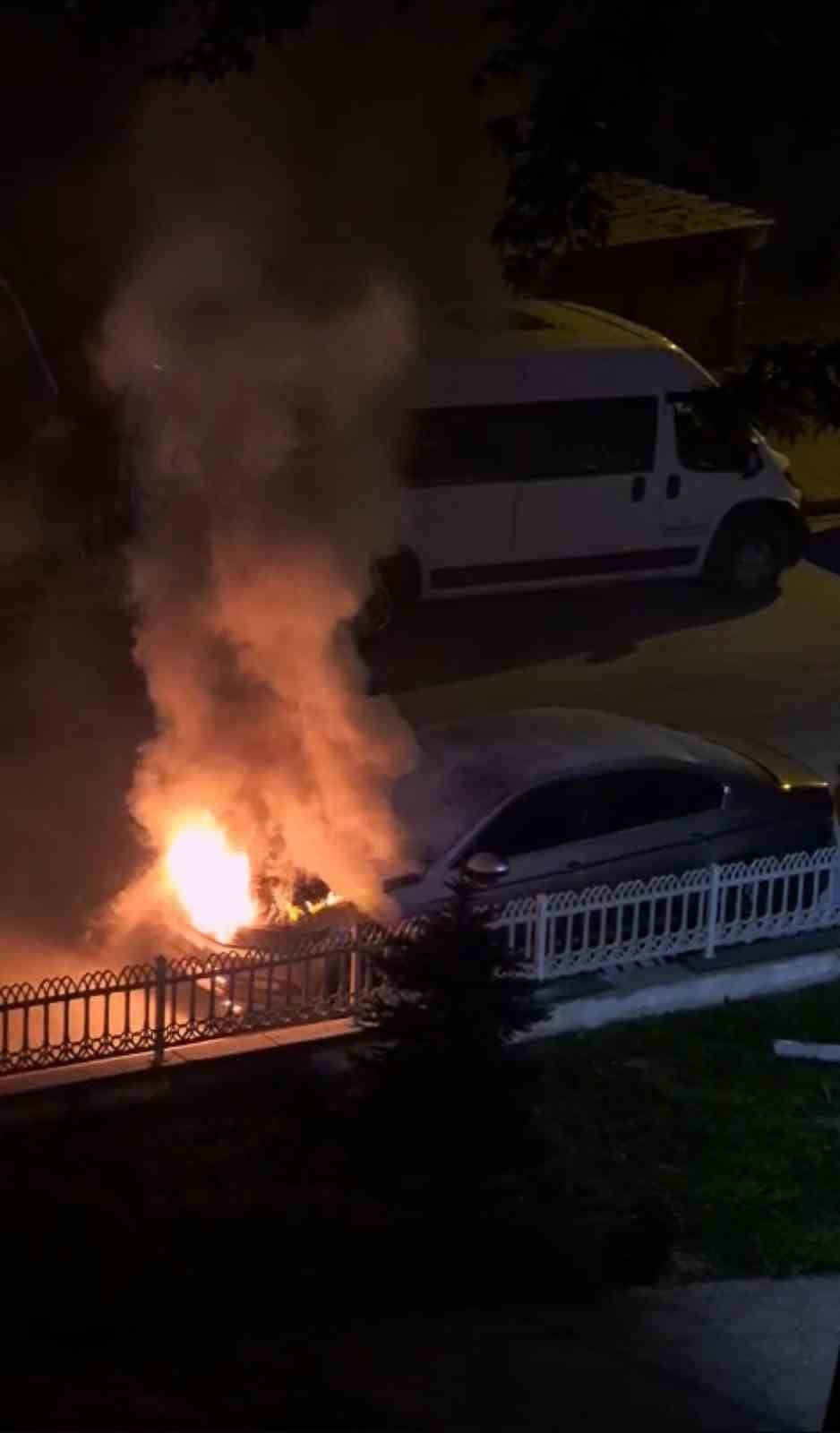 KARABÜK’ÜN SAFRANBOLU İLÇESİNDE PARK HALİNDEKİ OTOMOBİLDE ÇIKAN YANGIN İTFAİYE EKİPLERİNCE...