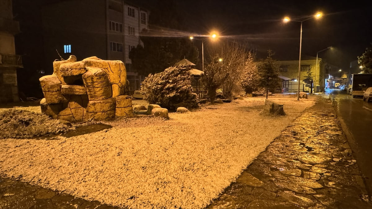 Karabük’ün yüksek kesimlerinde kar yağışı etkili oldu.  Kent genelinde hava sıcaklıklarının...