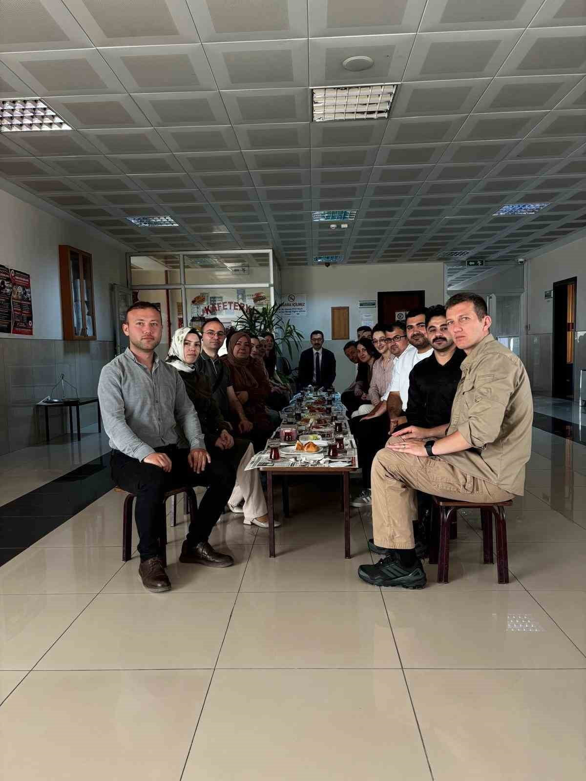 KARACABEY CUMHURİYET BAŞSAVCISI HİLMİ KAHVECİ, GÜNE ERKEN BAŞLAYAN ADLİYE PERSONELİNE SÜRPRİZ BİR...