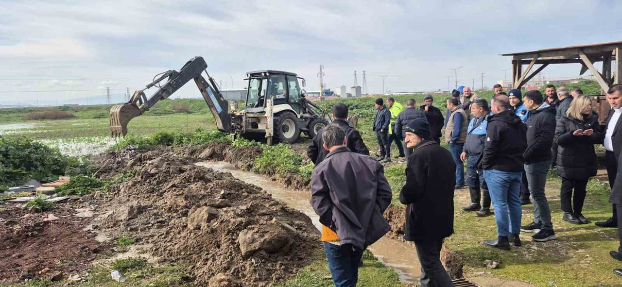 KARACABEY’DE GÜNLERDİR ETKİLİ OLAN YOĞUN YAĞIŞIN ARDINDAN OLUŞAN SU BASKINI VE TAŞKIN RİSKİNE...
