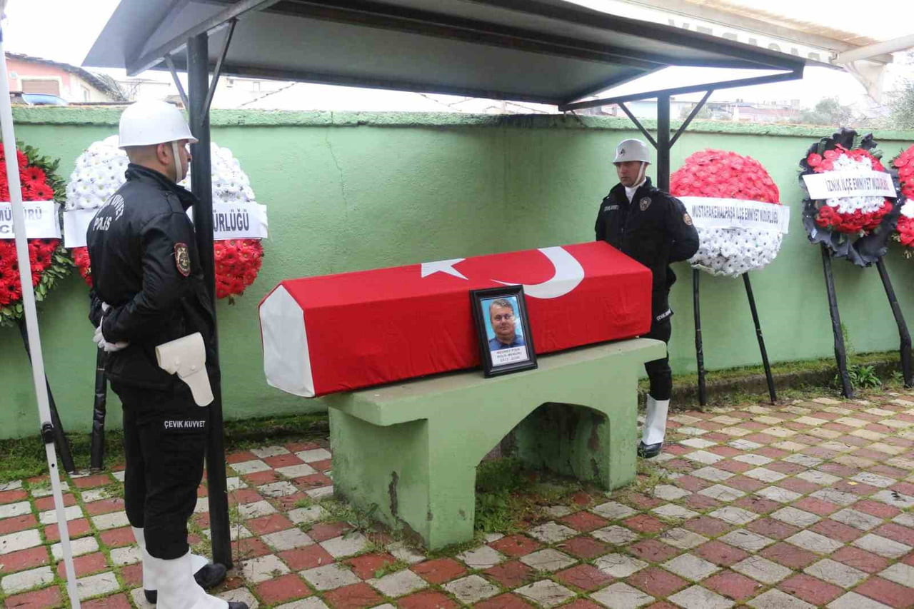 KARACABEY’DE İKAMET EDEN POLİS MEMURU MEHMET PİŞİK (54), TEDAVİ GÖRDÜĞÜ HASTANEDE YAŞAMINI...