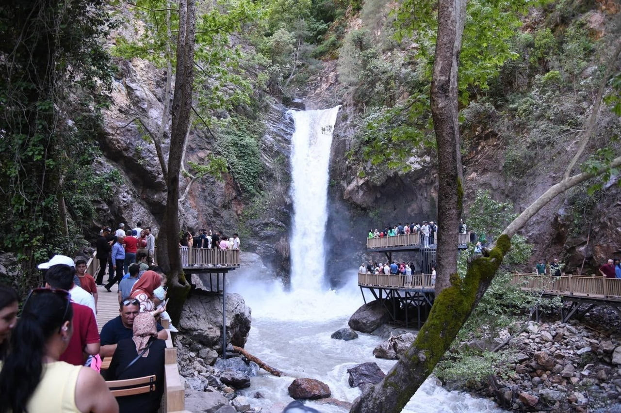 KARAÇAY SAKLI ŞELALESİ, EŞSİZ MANZARASI, SERİN HAVASI VE HUZUR VEREN ATMOSFERİYLE DOĞAYLA İÇ İÇE...