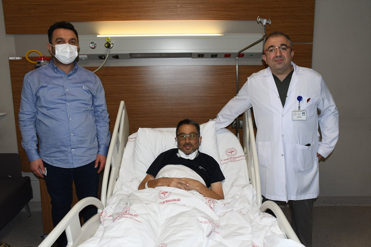 Karaciğer yetmezliği bulunan 42 yaşındaki Orhan Kansu (ortada), Adana'da ablasından yapılan...