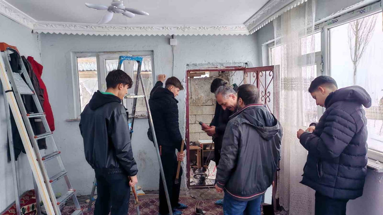 KARAÇOBAN MESLEKİ VE TEKNİK ANADOLU LİSESİ ÖNCÜLÜĞÜNDE HAYATA GEÇİRİLEN "BİR IŞIK DA SEN YAK"...