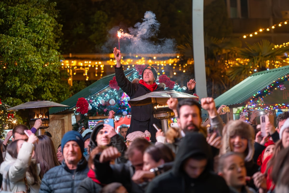 Karadağ'ın başkenti Podgoritsa'da düzenlenen etkinlikler kapsamında, vatandaşlar 2026'yı...