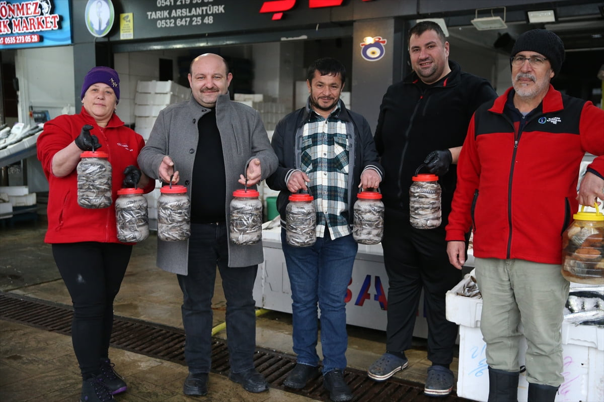 Karadeniz Bölgesi'nde sofraların vazgeçilmez lezzetlerinin başında gelen hamsinin salamurasının...