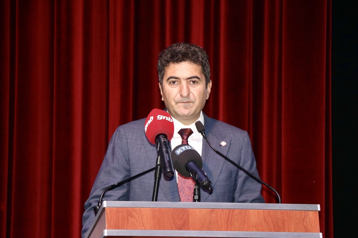 Karadeniz Teknik Üniversitesi'nde (KTÜ) düzenlenen "İnsan Kaynakları Kariyer Kongresi ve Fuarı"...