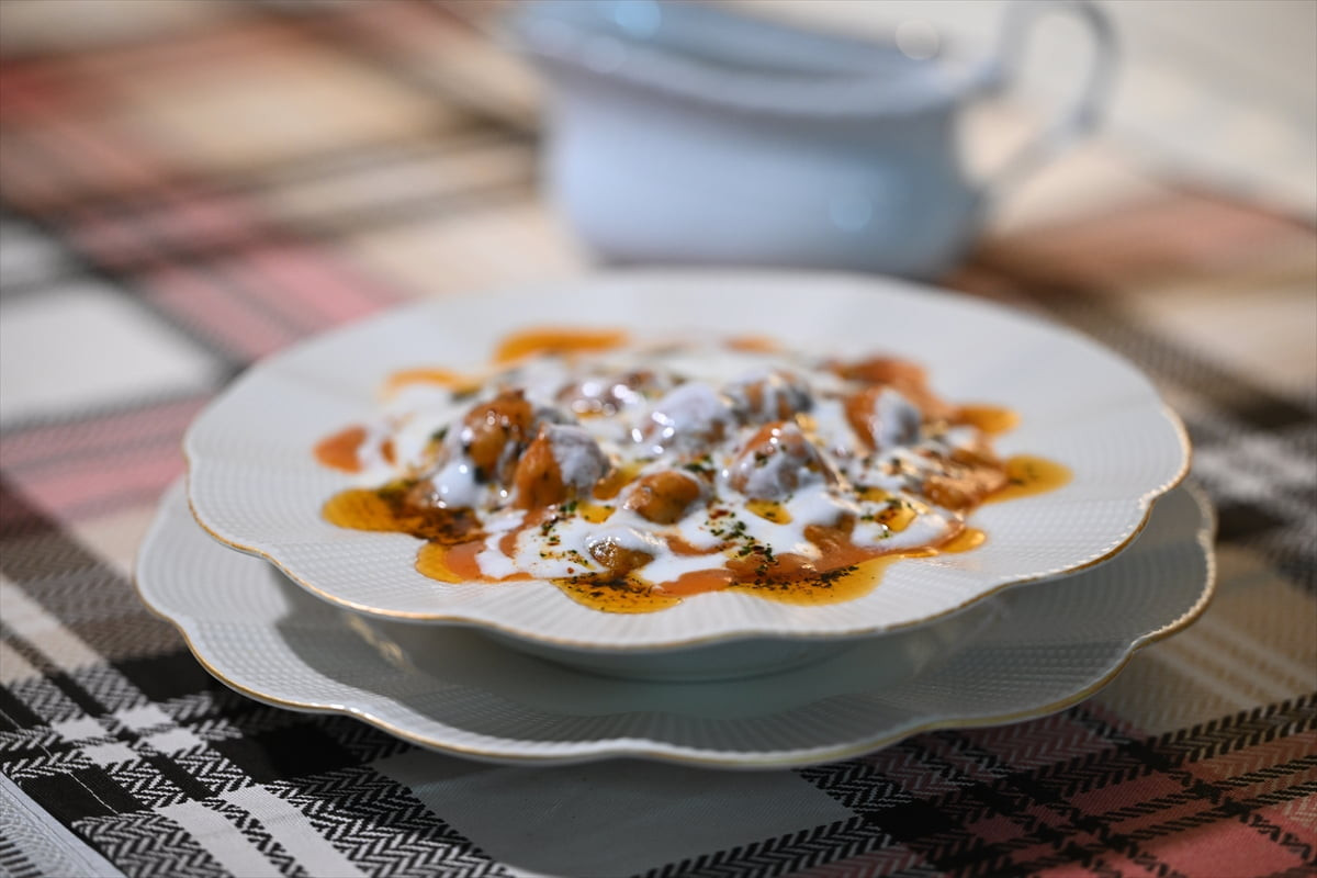 Karadeniz yöresinin özgün lezzetlerinden maydanoz köftesi, sofraları süslemeye devam ediyor.