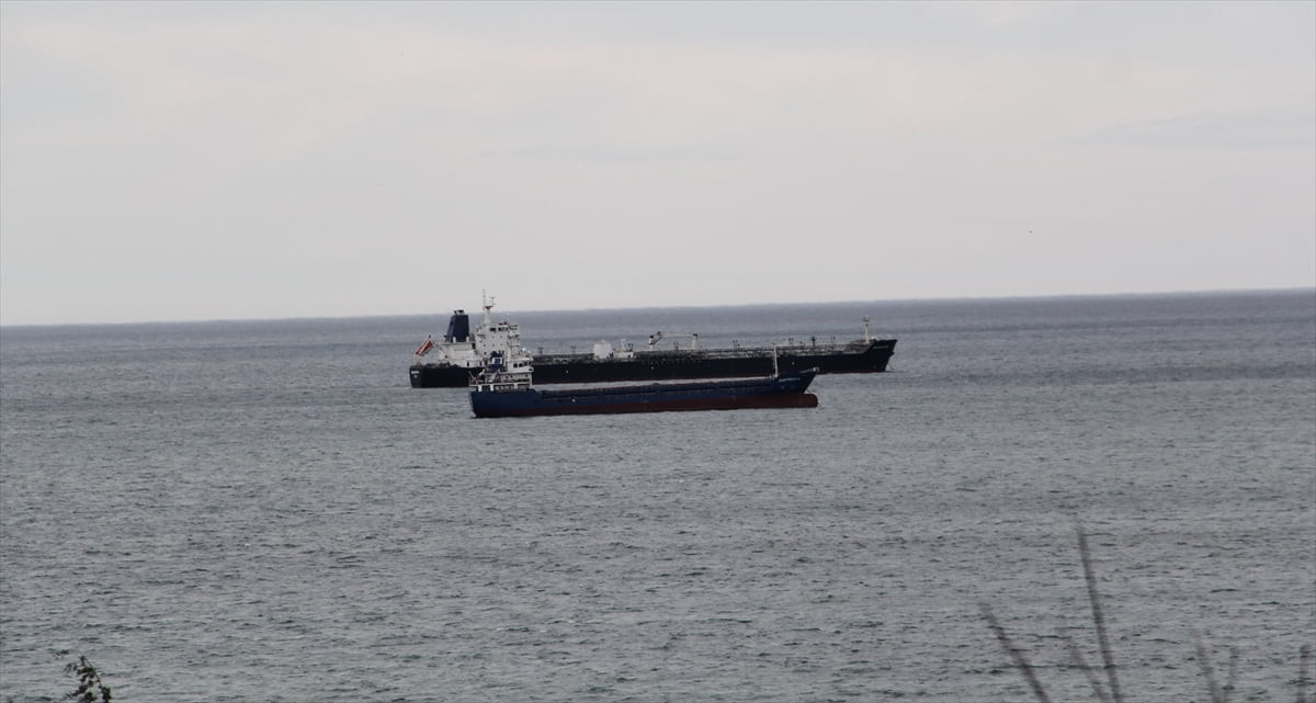 Karadeniz'de beklenen fırtına nedeniyle uluslararası taşımacılık yapan yük gemileri, Sinop'un...