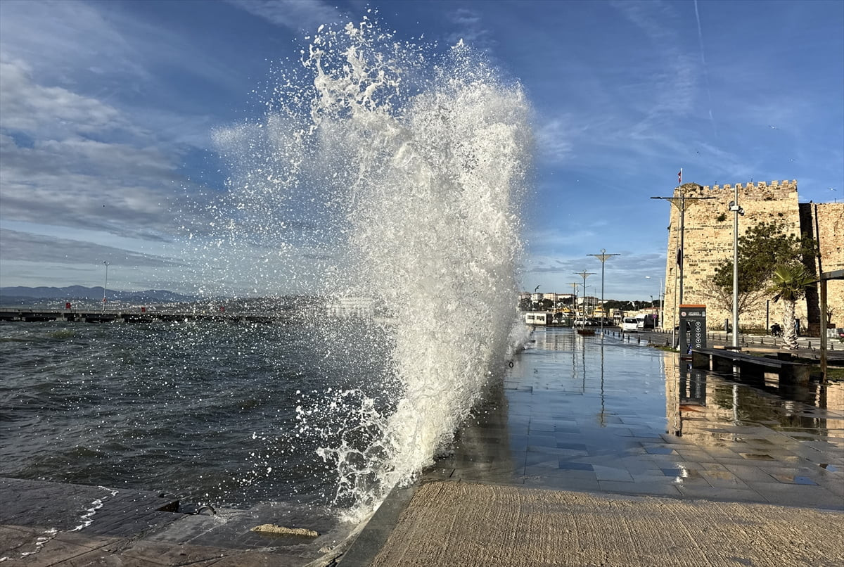 Karadeniz'de etkili olan fırtına nedeniyle Sinop sahilinde yüksek dalgalar oluştu. 