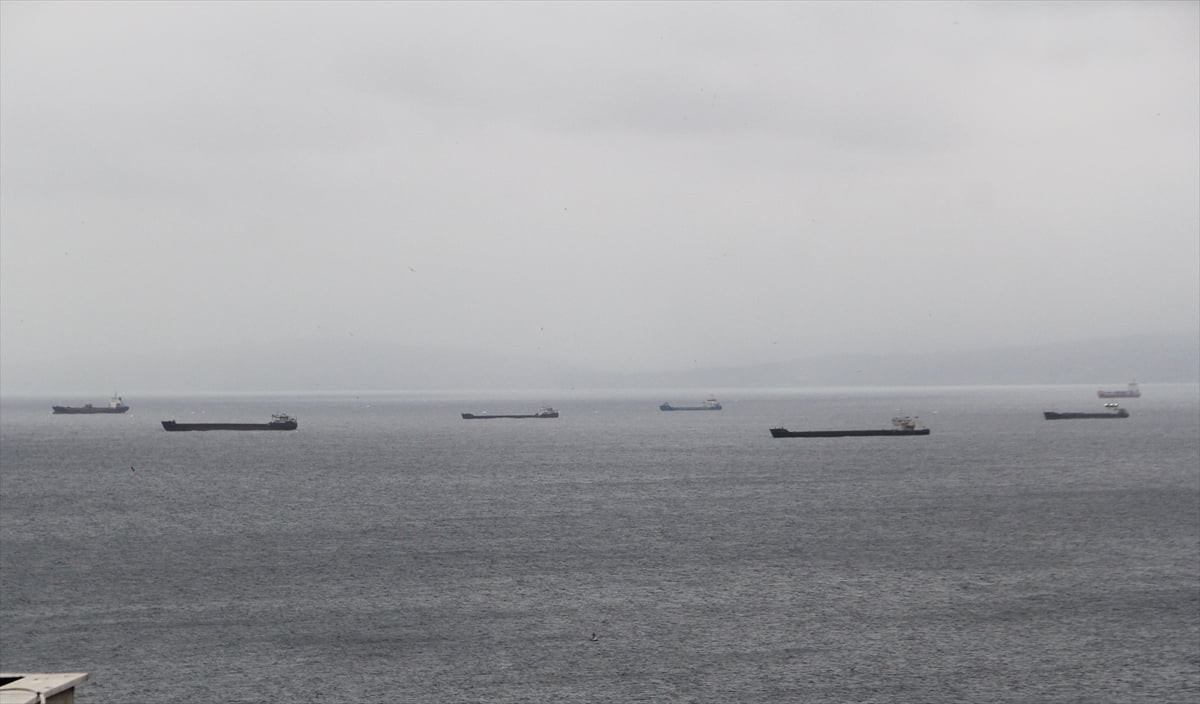 Karadeniz'de etkili olan fırtına nedeniyle, uluslararası taşımacılık yapan bazı yük gemileri Sinop...