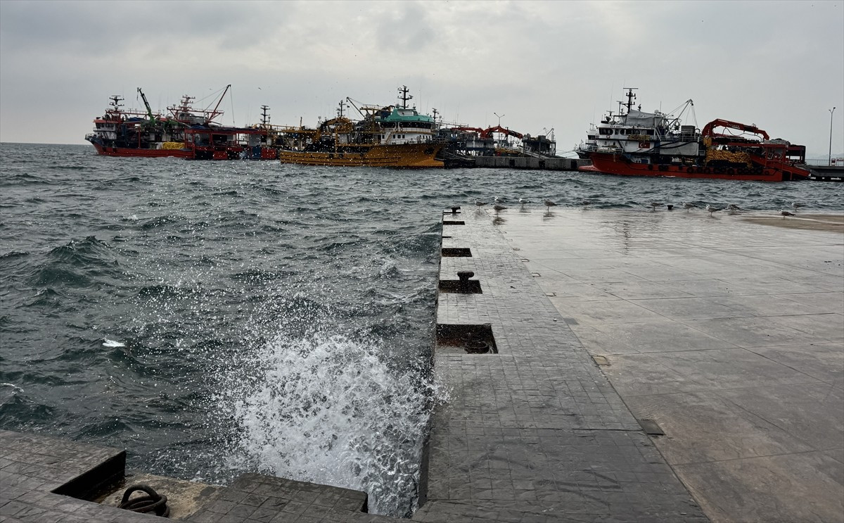 Karadeniz'de iki gündür sert esen rüzgar nedeniyle Sinop'ta balıkçılar denize açılamadı.
