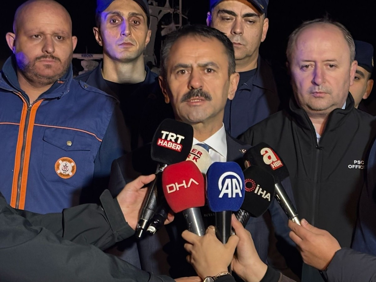 Karadeniz'de kıyılardan 28 mil açıkta yangın çıkan "KAIROS" gemisinden kurtarılan 25 personel...