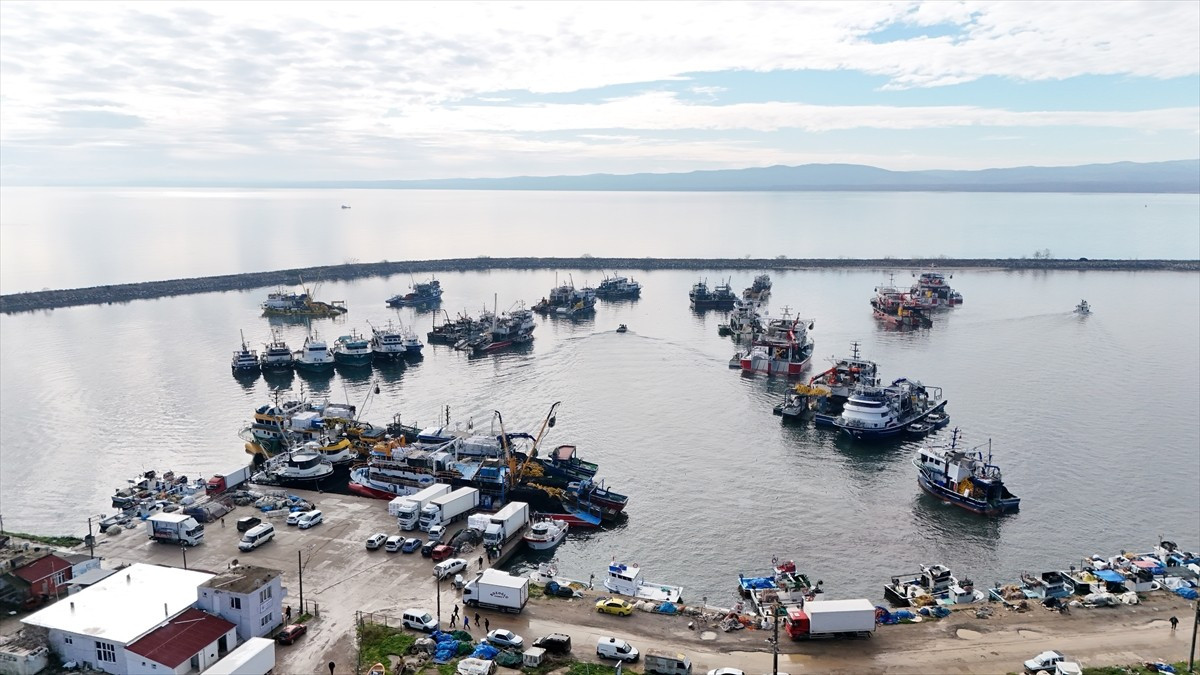 Karadeniz'e sahili bulunan Kırklareli'nin Demirköy ilçesi İğneada beldesinde avlanan balıkçılar...