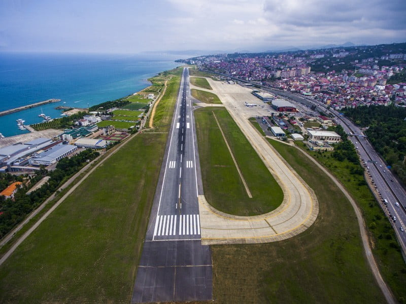 KARADENİZ'İN EN YOĞUN HAVA ULAŞIM MERKEZLERİNDEN BİRİ OLAN TRABZON HAVALİMANI, ARTAN YOLCU...