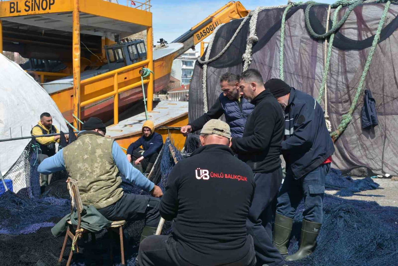 KARADENİZLİ BALIKÇILAR, SEZONUN BİTİŞİYLE BERABER YIPRANAN AĞLARINI BAKIMA ALDI.