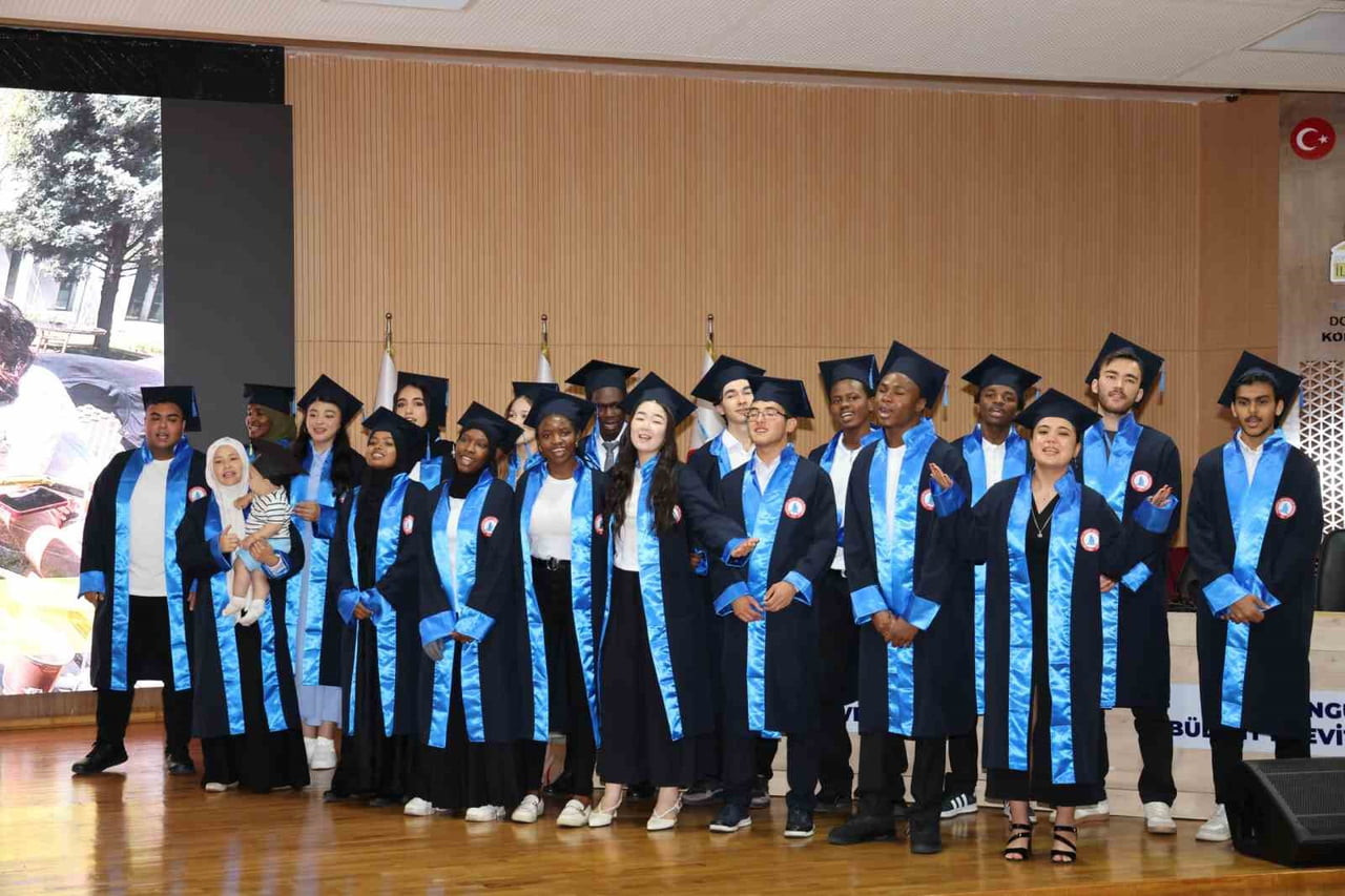 KARAELMAS TÖMER’DE MEZUNİYET COŞKUSU: ULUSLARARASI ÖĞRENCİLER YÜKSEKÖĞRETİM YOLCULUKLARINA...