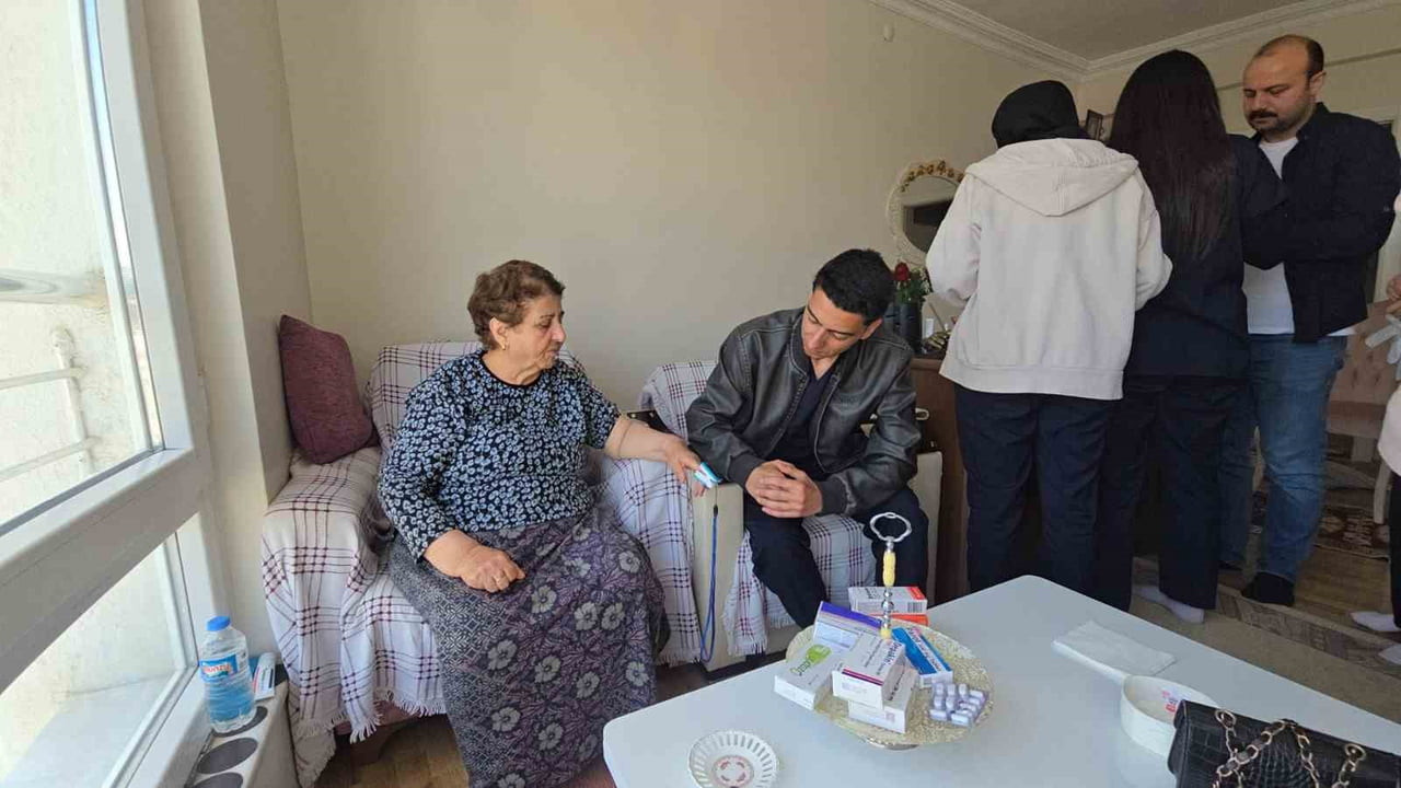 KARAKOÇAN İBN-İ SİNA MESLEKİ VE TEKNİK ANADOLU LİSESİ ÖĞRENCİLERİ, "EVDE BAKIM PROJESİ" KAPSAMINDA...