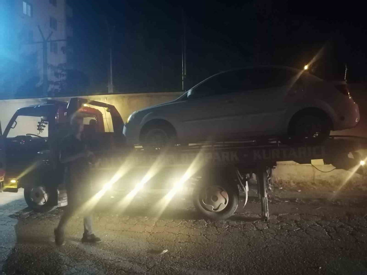 KARAKOL YOLUNA PARK EDİLEN ARAÇLAR ÇEKİCİYLE KALDIRILDI