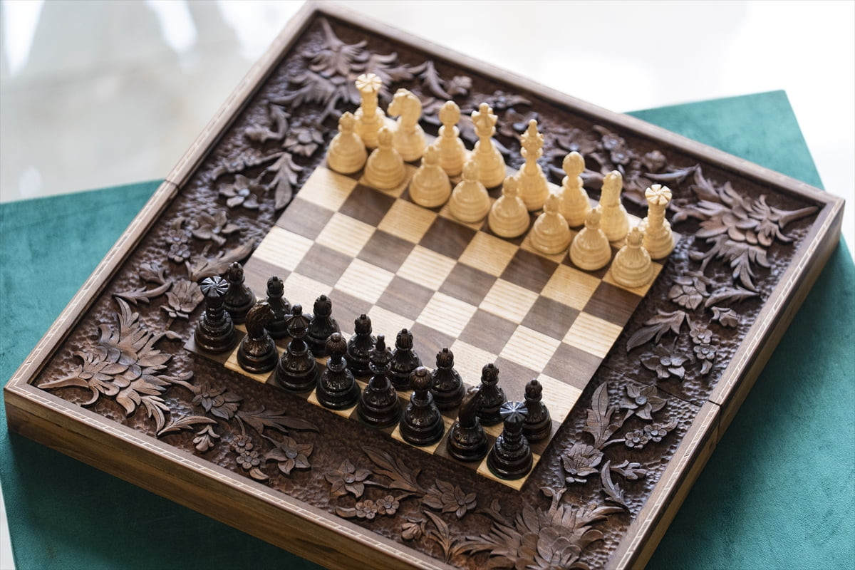 Karaköy'de el oyması satranç ve tavla takımları üreten atölye, tamamen yerli malzeme ve el...