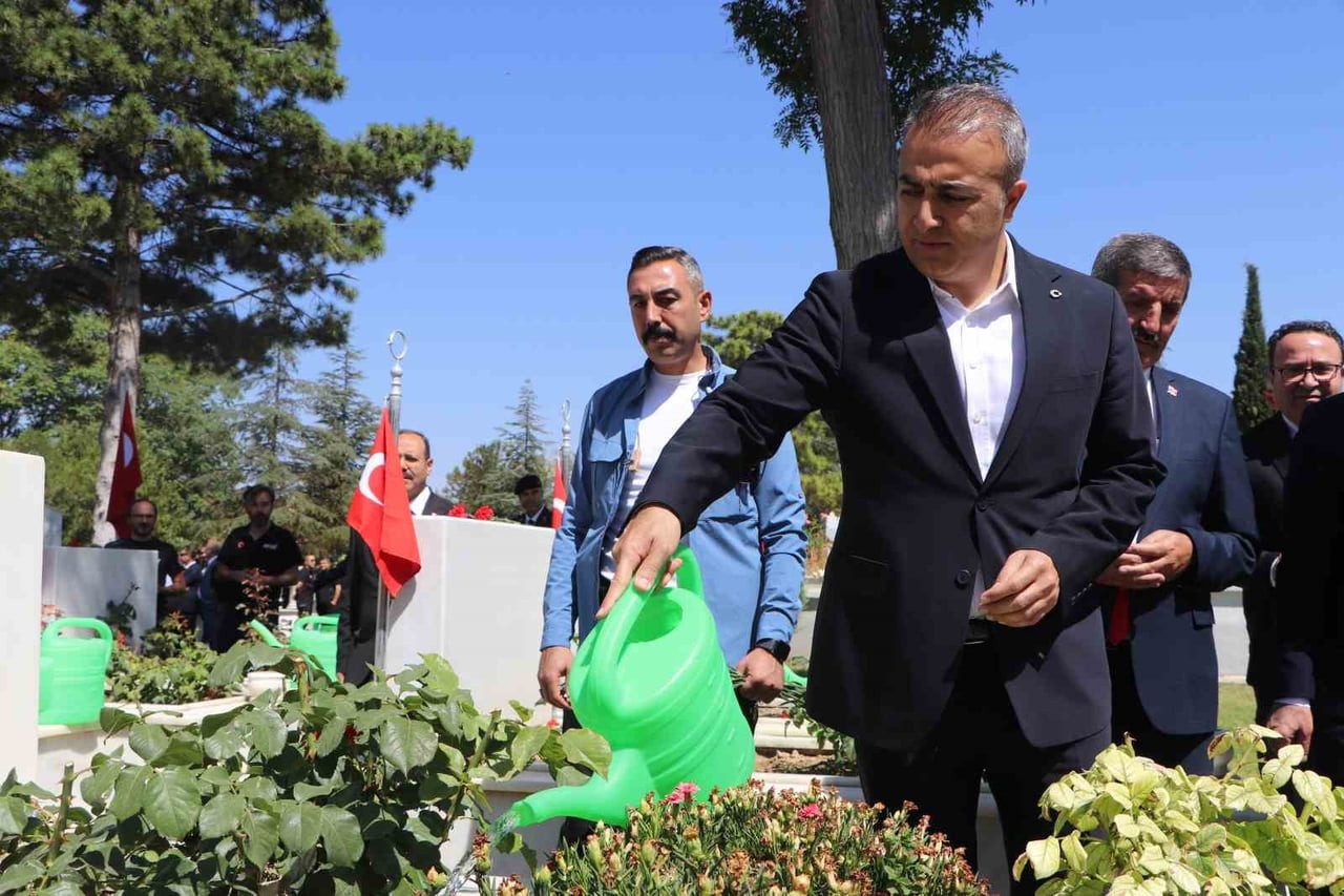 KARAMAN VALİSİ HAYRETTİN ÇİÇEK, ŞEHİTLERİN KABİRLERİNİ TEK TEK ZİYARET EDİP KARANFİL...