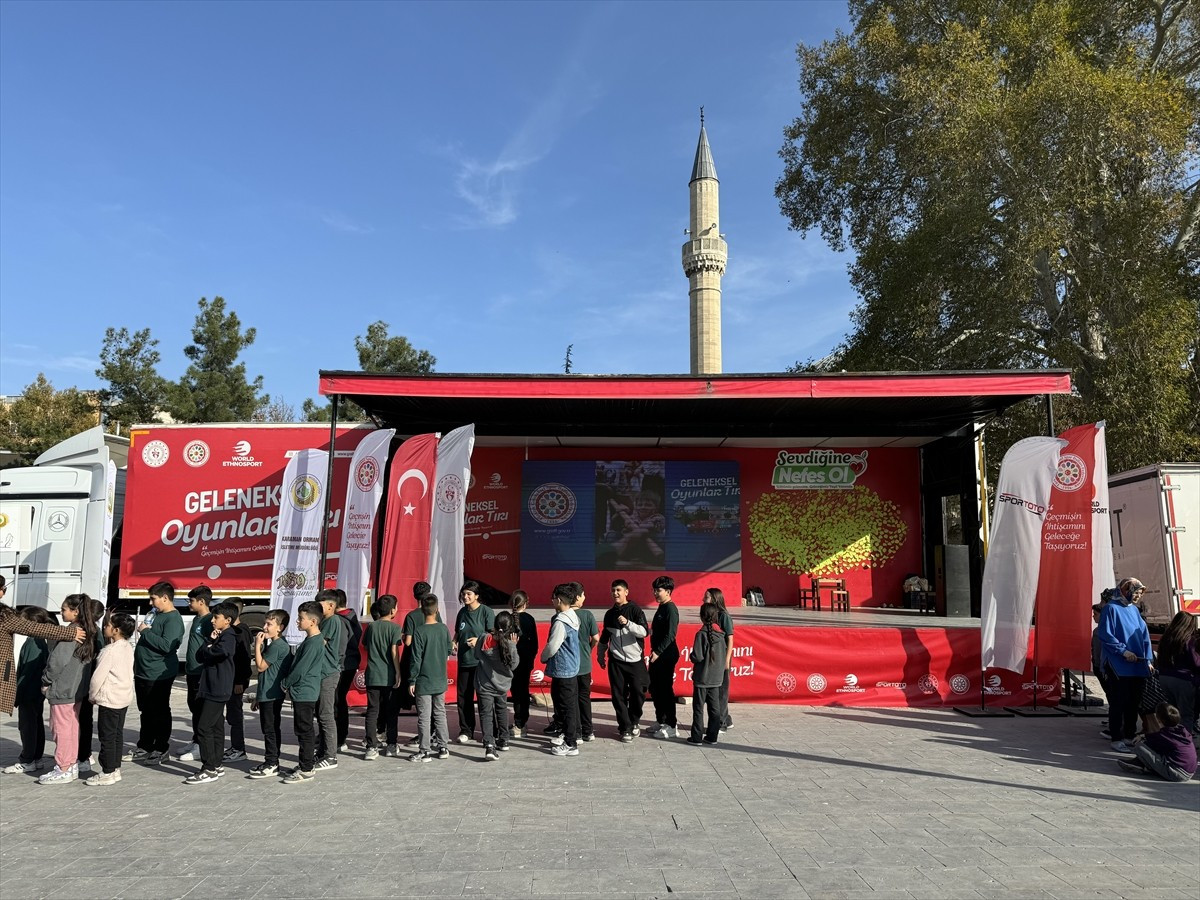 Karaman'a gelen "Geleneksel Oyunlar Tırı", çocukları geçmişin oyunlarıyla buluşturdu.