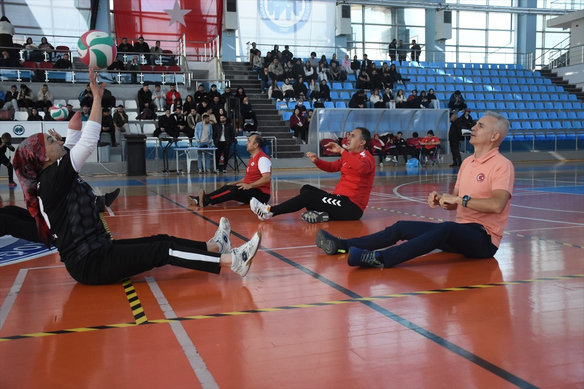 Karaman'da 3 Aralık Dünya Engelliler Günü kapsamında protokol üyelerinin katılımıyla oturarak...