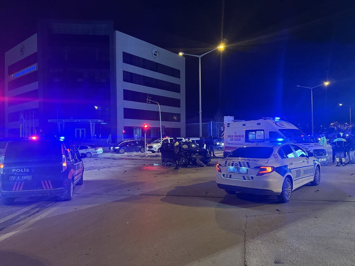 Karaman'da araçlarıyla polisten kaçan şüphelilerin karıştığı trafik kazasında 3 kişi...