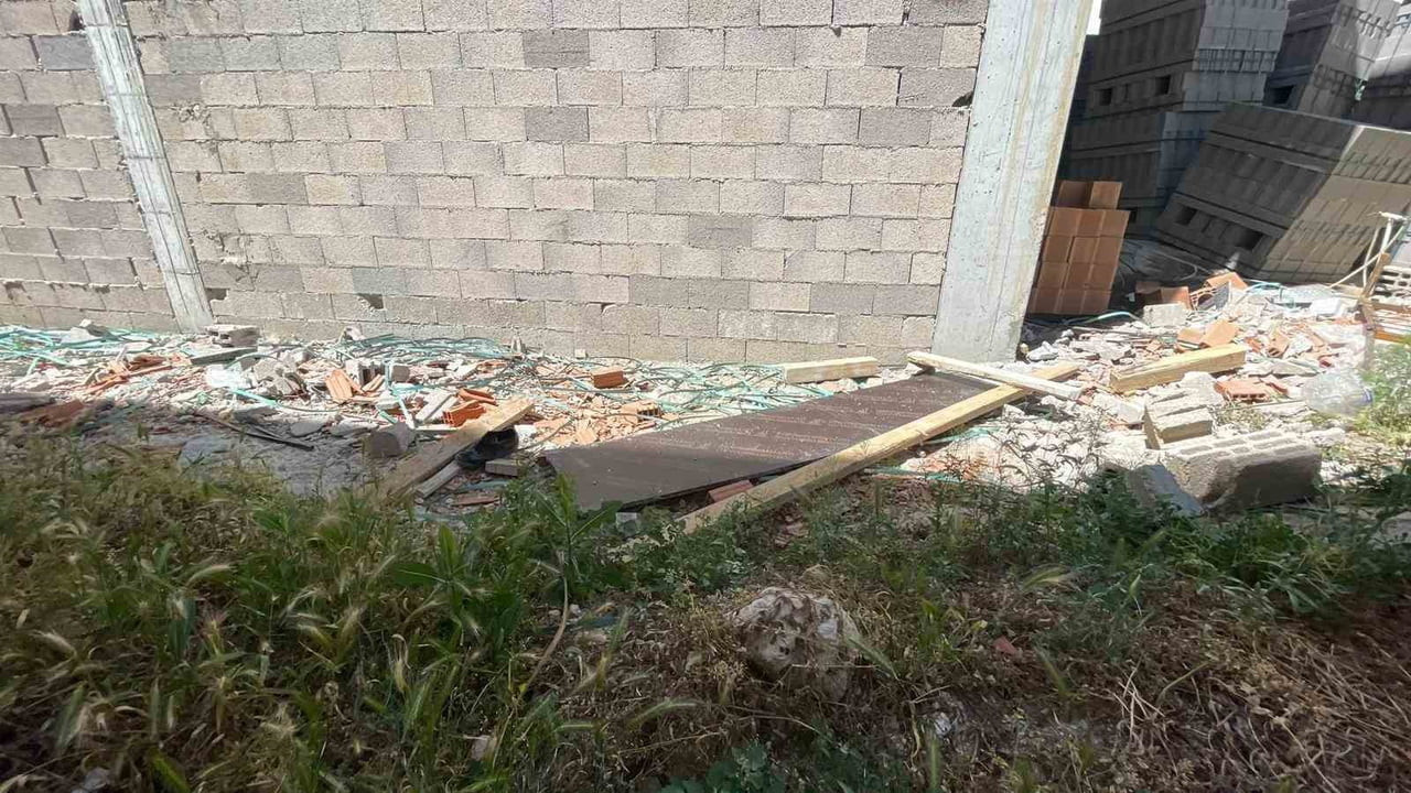 KARAMAN'DA ÇALIŞTIĞI İNŞAATIN ÜÇÜNCÜ KATINDAN YERE DÜŞEN KALIP USTASI DURAN U. (60), AĞIR...
