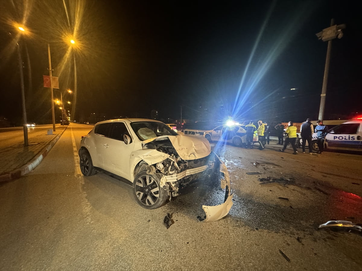 Karaman'da cip ile otomobilin çarpışması sonucu 4 kişi yaralandı.