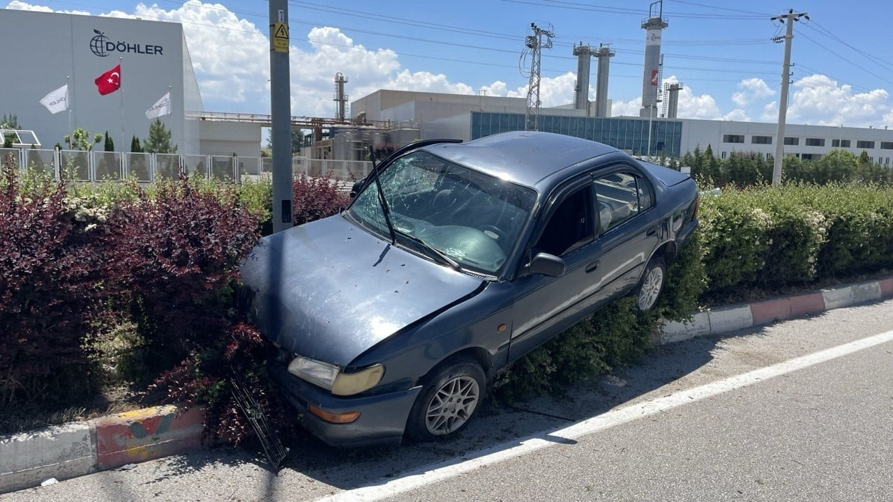 KARAMAN'DA CİPE ARKADAN ÇARPAN OTOMOBİLİN REFÜJE ÇIKTIĞI KAZADA 2'Sİ ÇOCUK 3 KİŞİ...