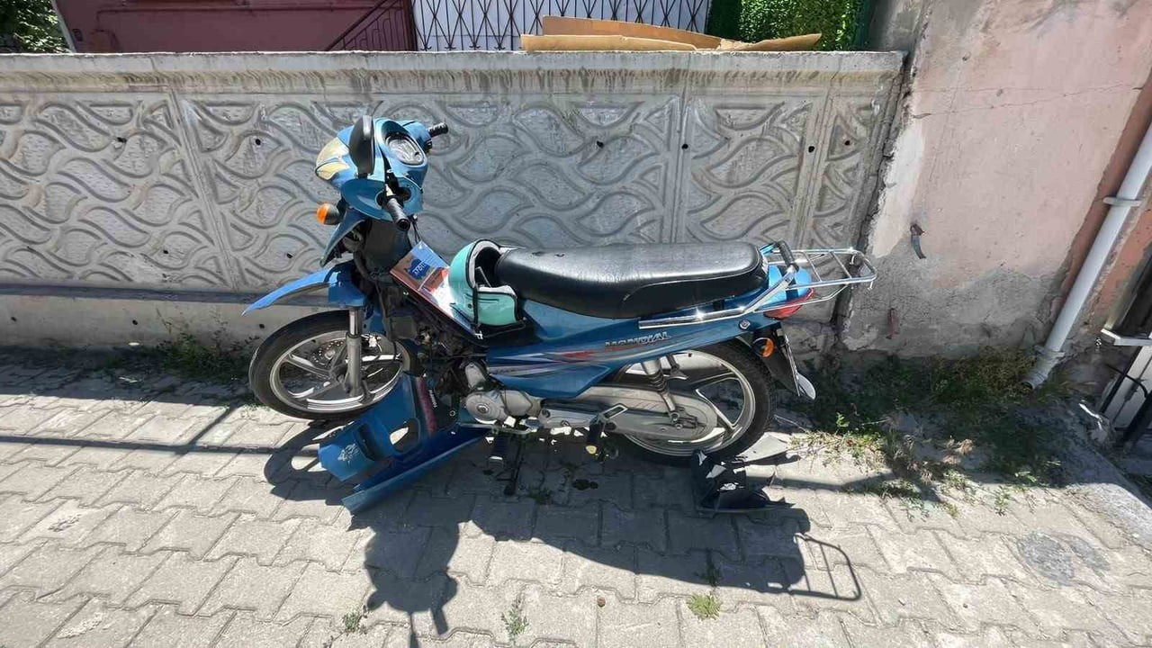 KARAMAN'DA CİPLE ÇARPIŞAN MOTOSİKLETİN SÜRÜCÜSÜ YARALANDI.