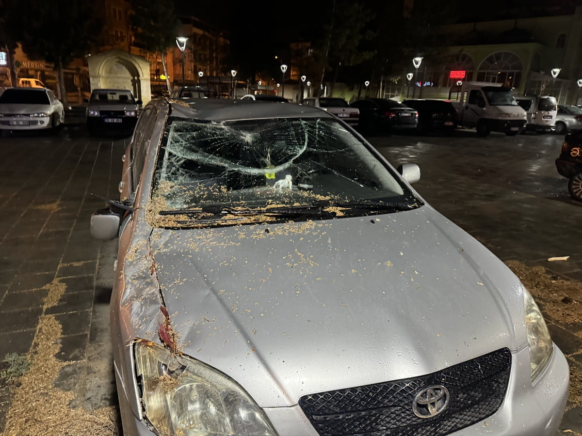 Karaman'da etkili olan kuvvetli rüzgar ve fırtına hayatı olumsuz etkiliyor. Yenimahalle'de...