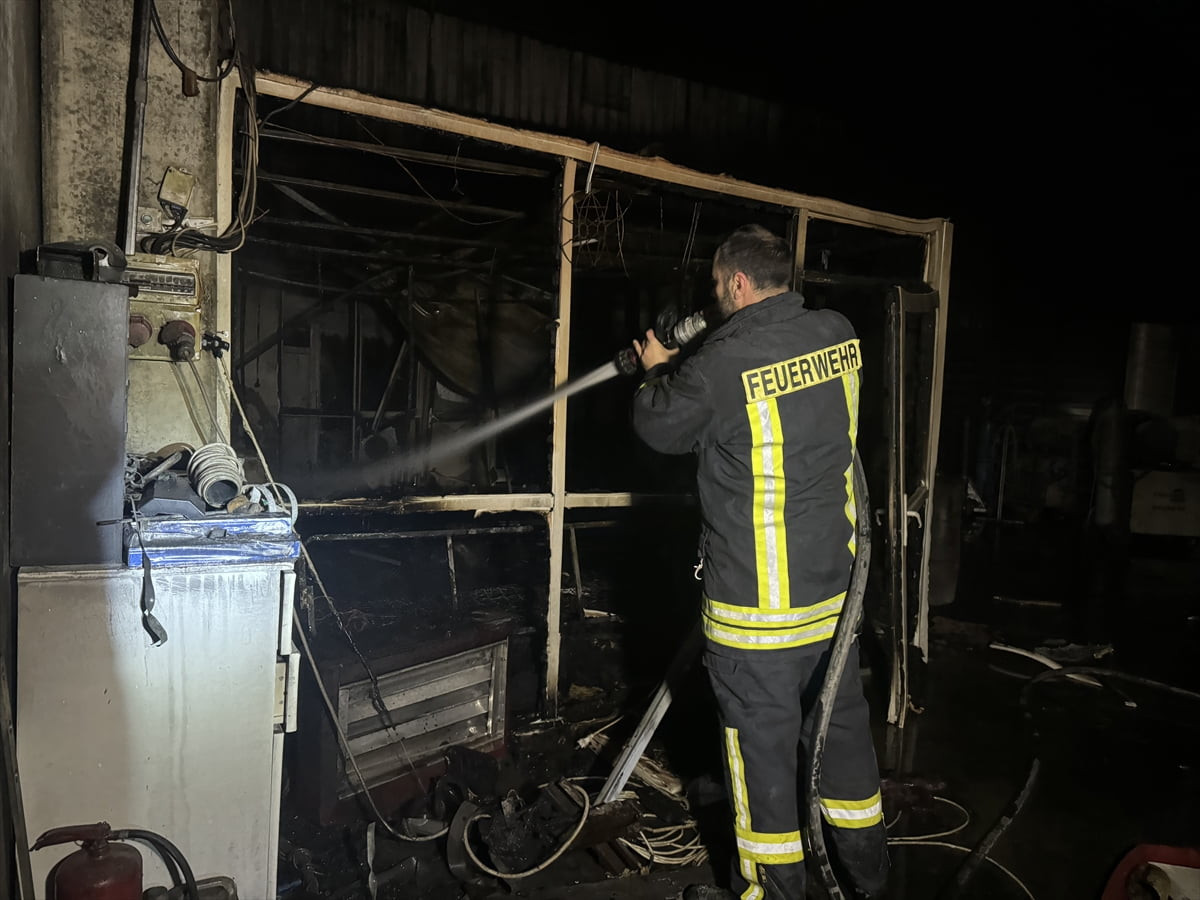 Karaman'da fabrikada çıkan yangın, itfaiye ekiplerinin müdahalesiyle söndürüldü.