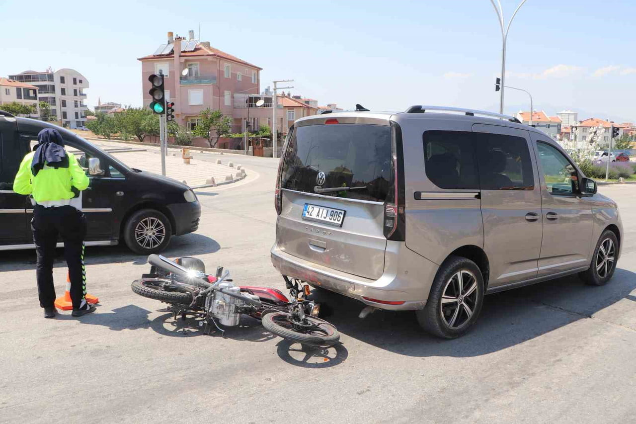 KARAMAN'DA HAFİF TİCARİ ARACA ARKADAN ÇARPAN MOTOSİKLETİN SÜRÜCÜSÜ YARALANDI.